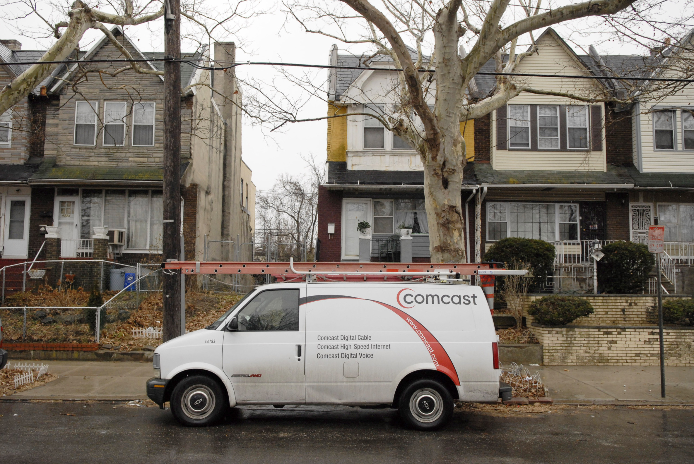 Comcast Slides to Biggest Drop in 13 Years on Broadband Woes - Bloomberg