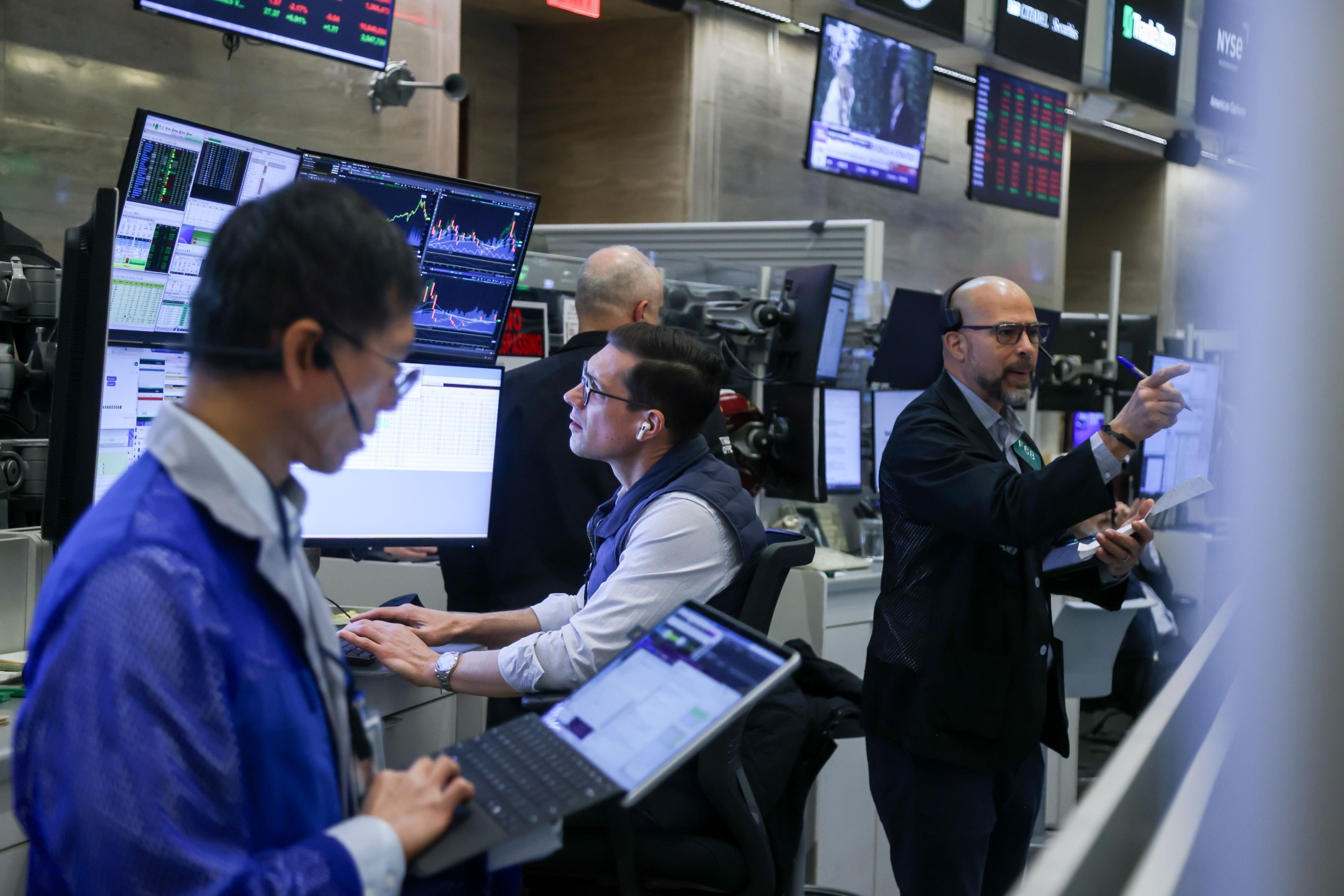 Traders work on the floor of the New York Stock Exchange. Photographer: Michael Nagle/Bloomberg