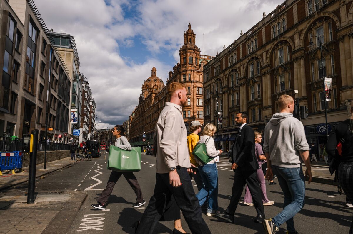 UK Economy Stagnated in July as Headwinds Build Ahead of Budget