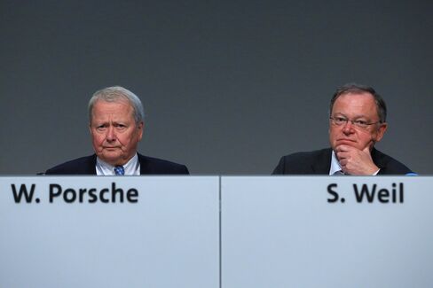 Wolfgang Porsche and Lower Saxony’s Prime Minister Stephan Weil at the AGM.