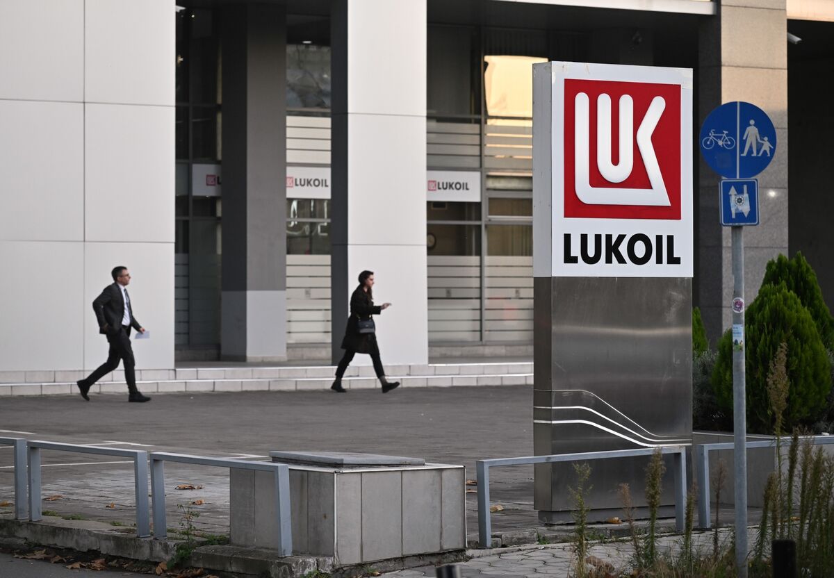 Race to Run Lukoil Assets Heats Up With Days to Sanctions Cutoff