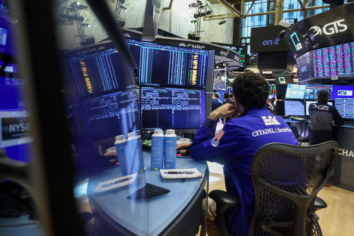 US Futures Slip as Traders Gauge H-1B Visa Fallout: Markets Wrap