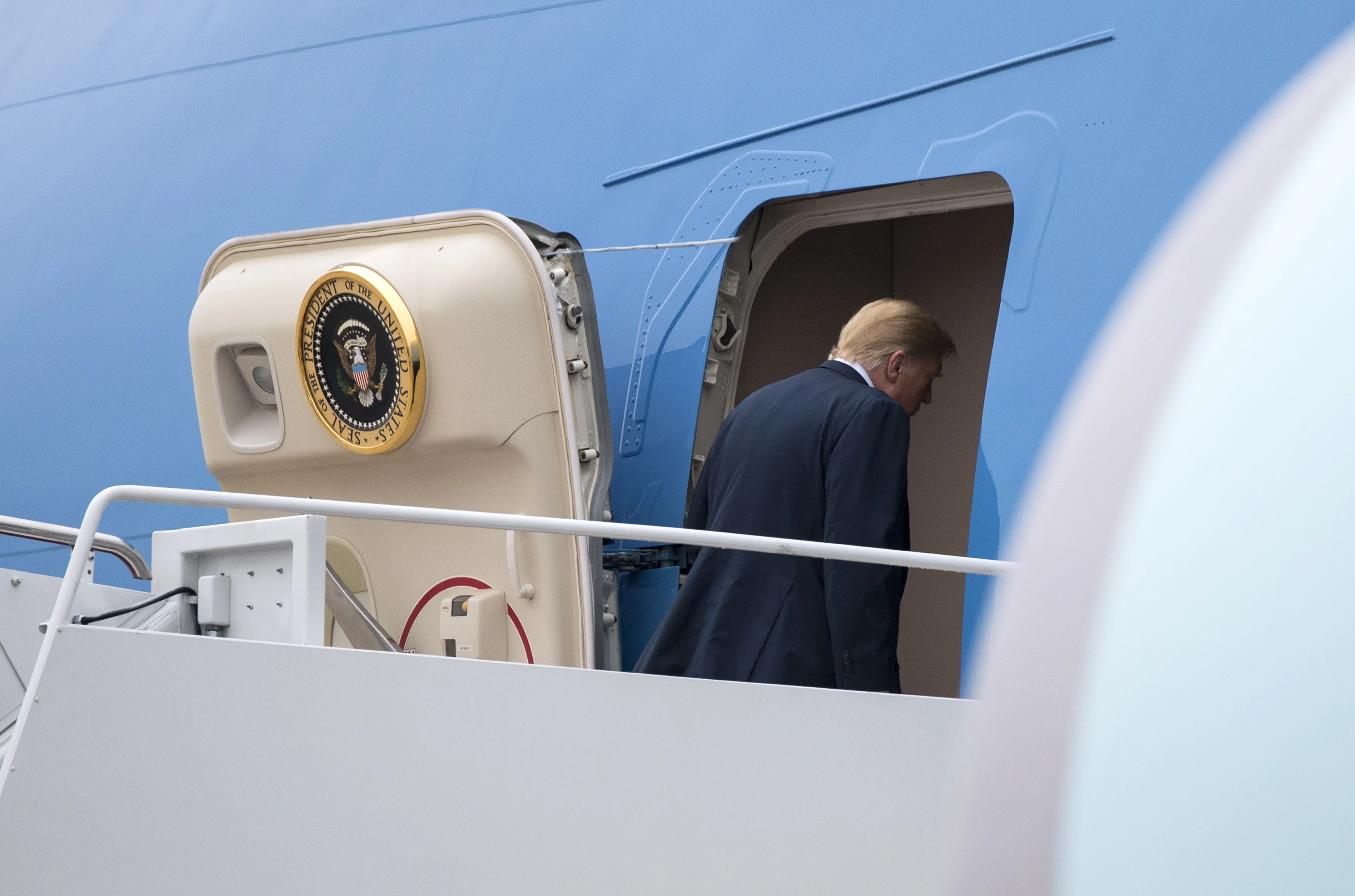 U.S. President Donald Trump boards Air Force One at Joint Base Andrews, Maryland, U.S., on&nbsp;May 31, 2018.&nbsp;