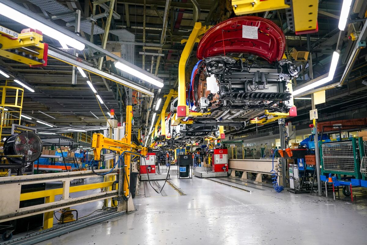 UK Economy Shrinks for Second Straight Month, Flash PMI Shows