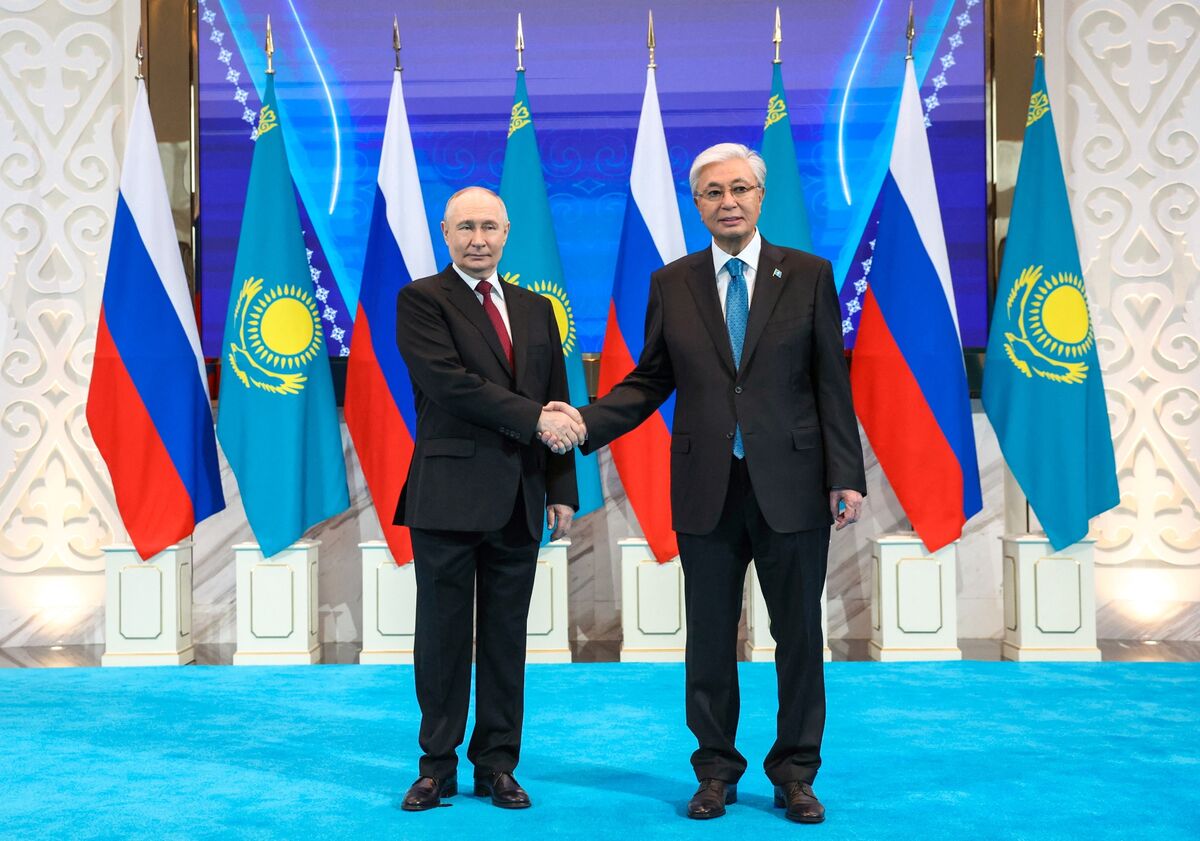 Russia and Kazakhstan Sign Energy, FX Swap Deals as Putin Visits
