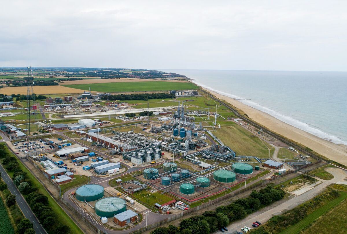 bloomberg.com - Mitchell Ferman - Shell and Exxon Pull Planned North Sea Gas Sale To Viaro