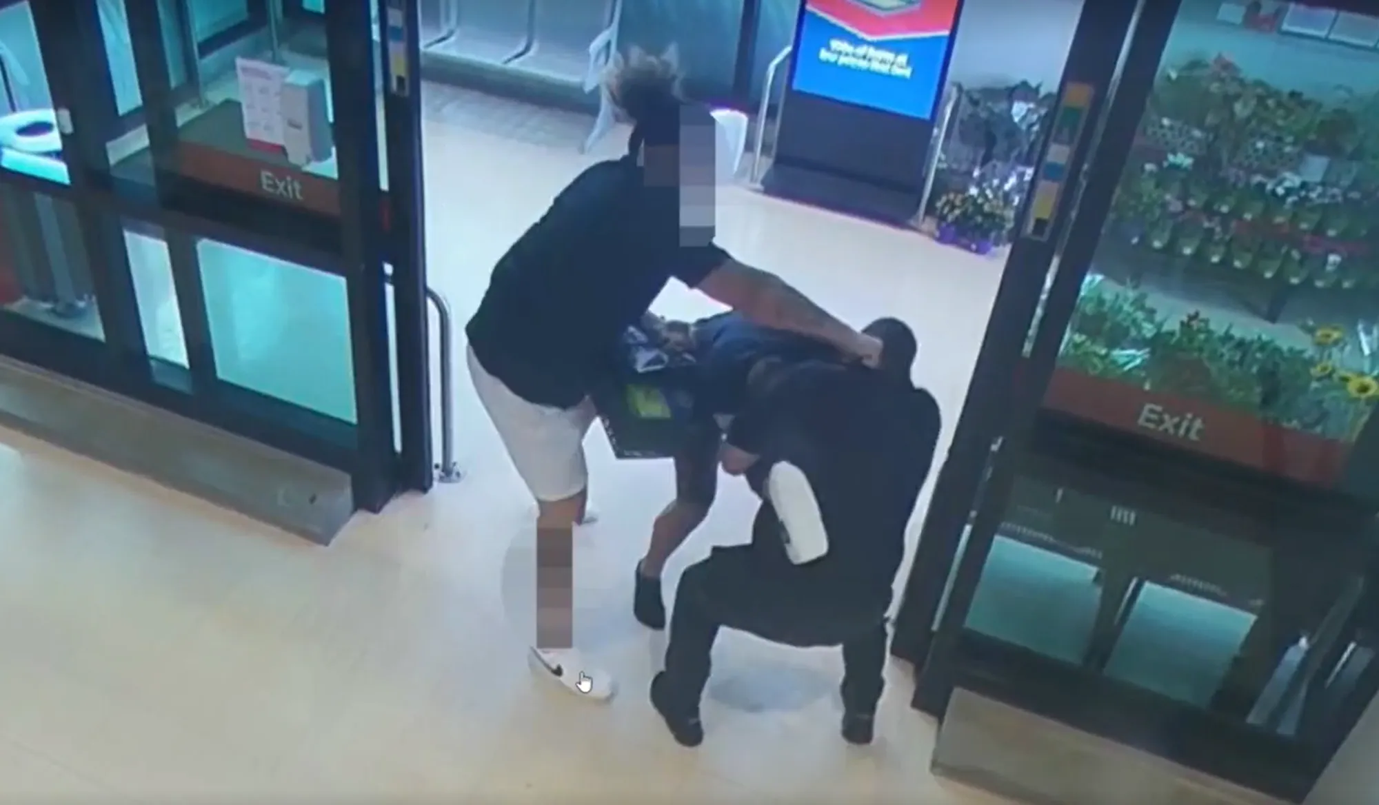 Two shoplifters assault a security guard at a Foodstuffs supermarket in New Zealand earlier in the year.