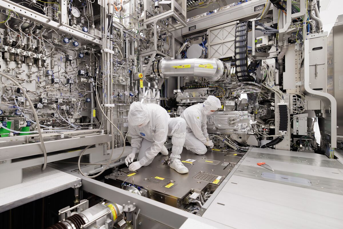 EU Reportedly Negotiates Sanction Swap With China to Save German ASML Supplier