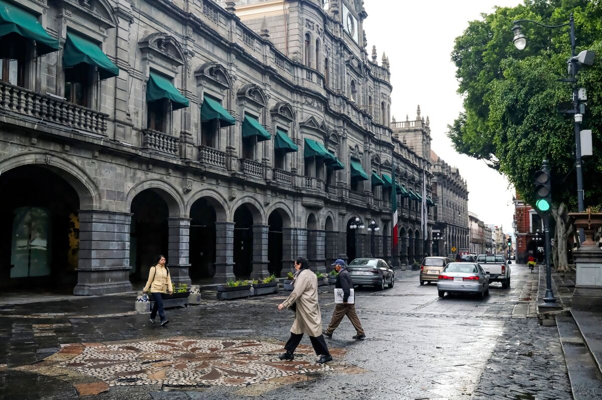 Mexico Seen Cutting Key Rate to Three-Year Low