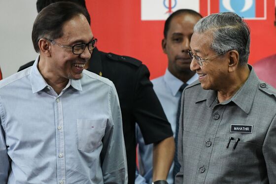 Former Rivals Unite in Malaysia Race to Form Next Government