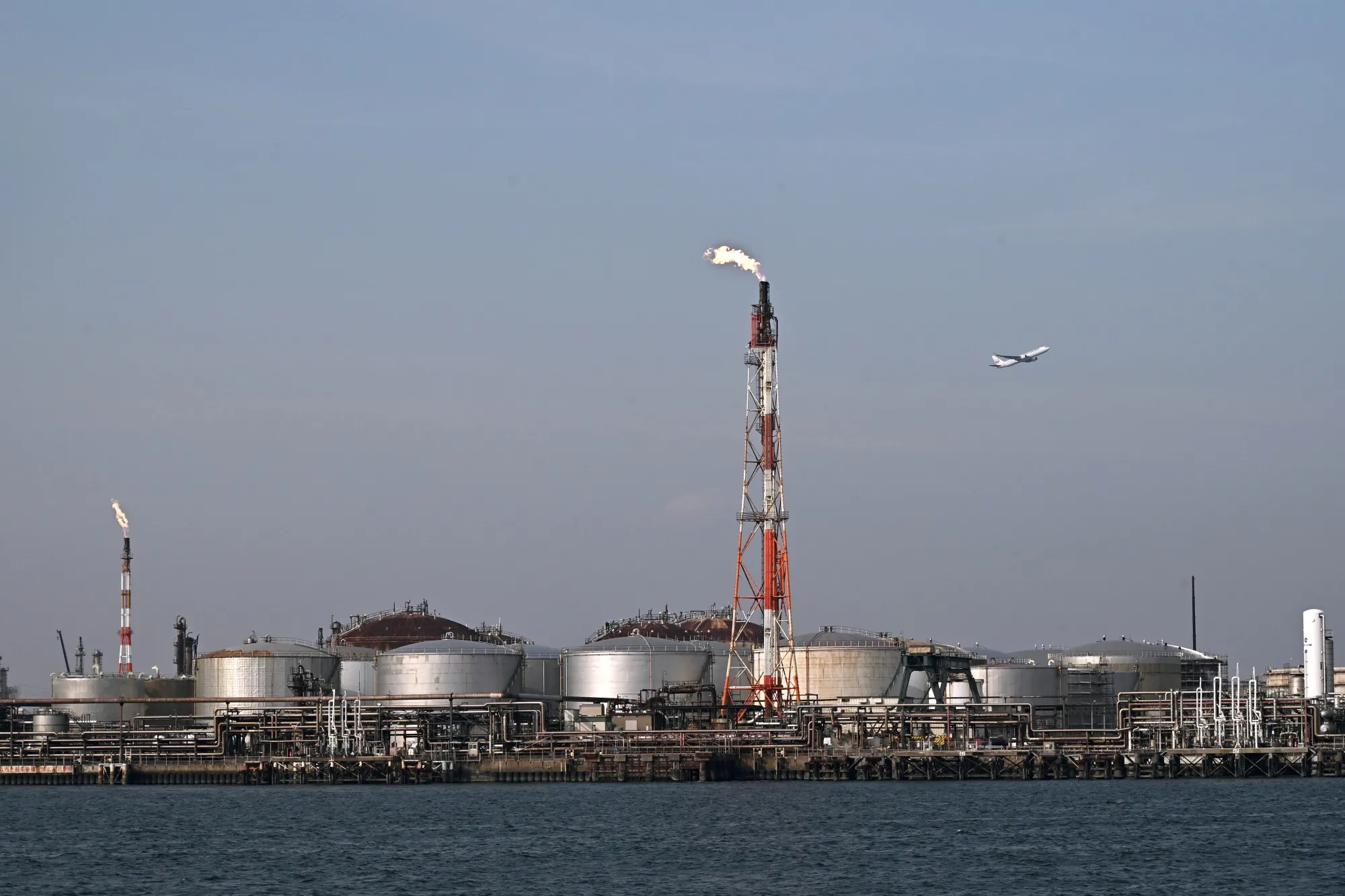 ブレント・WTI原油とも大幅安、ホルムズ海峡航行停止報道で下げ縮小 