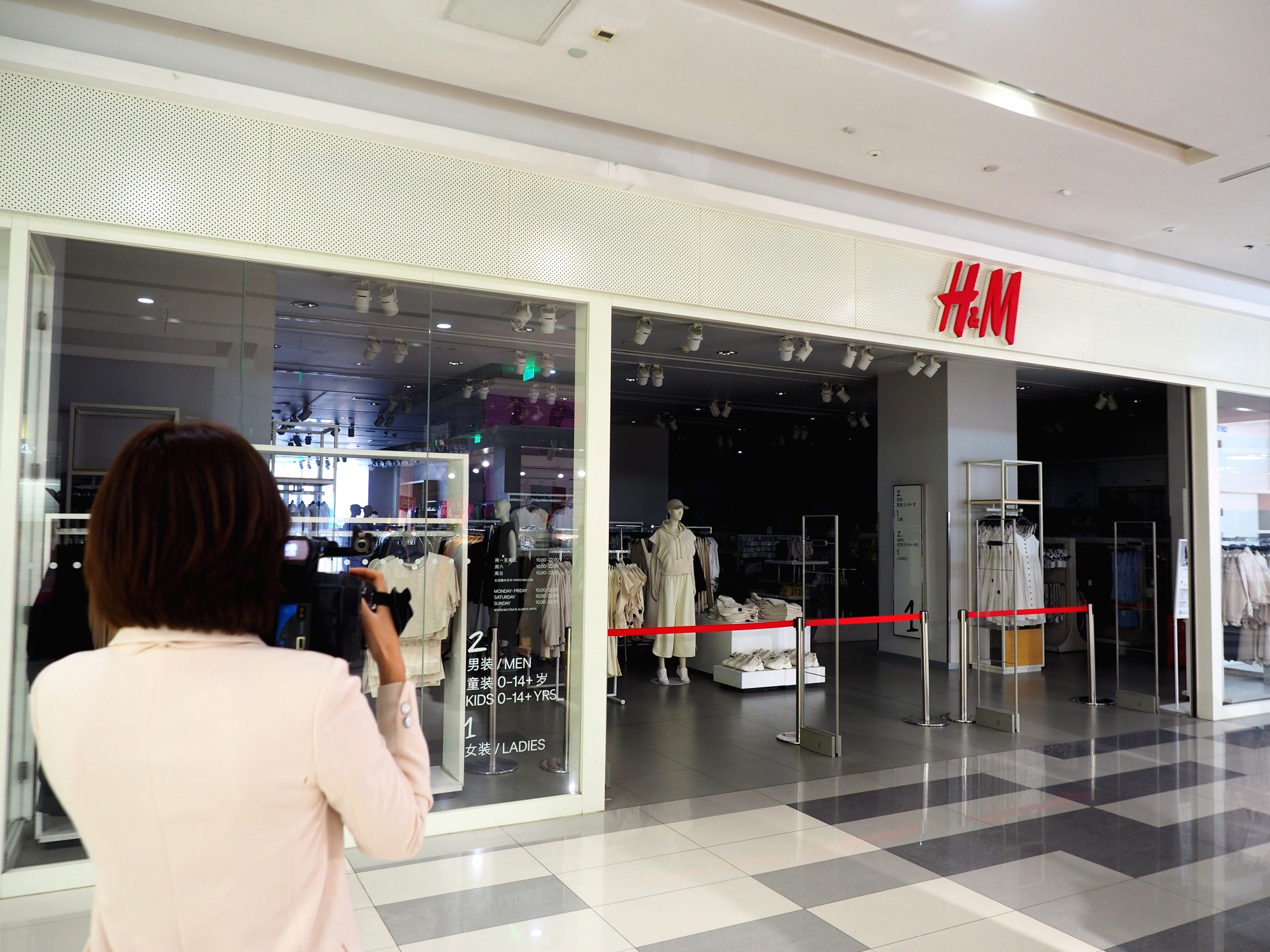 H&M swings back to loss in first quarter and responds China