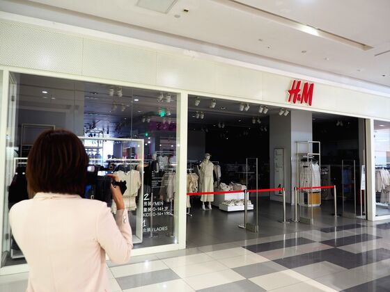H&M Stores Shut by Chinese Landlords as Xinjiang Fallout Grows