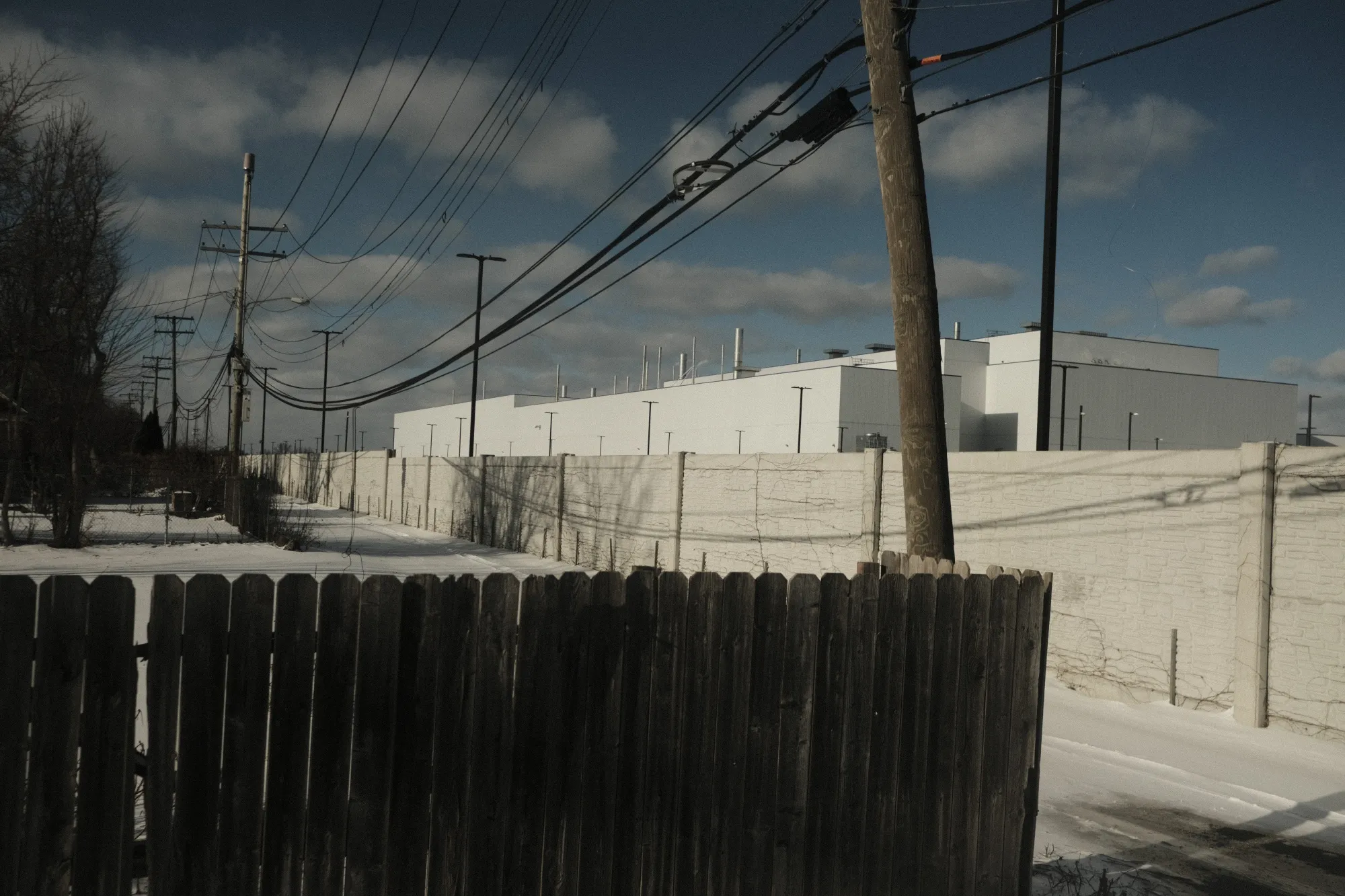 Residents of Beniteau Street in Detroit, Michigan have reported strong chemical odors emitting from the adjacent Stellantis Mack Assembly plant.