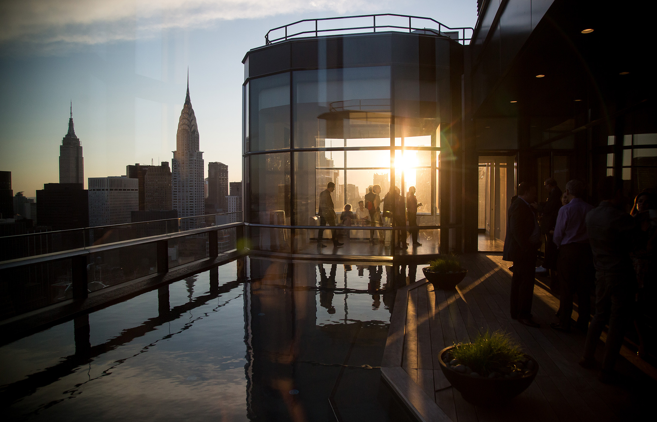 Manhattan Luxury-Condo Builders Fight Glut With Sweetened Deals - Bloomberg