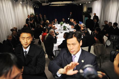 Security push back the press during a meeting between Barack Obama, Wen Jiabao, and other leaders in Copenhagen