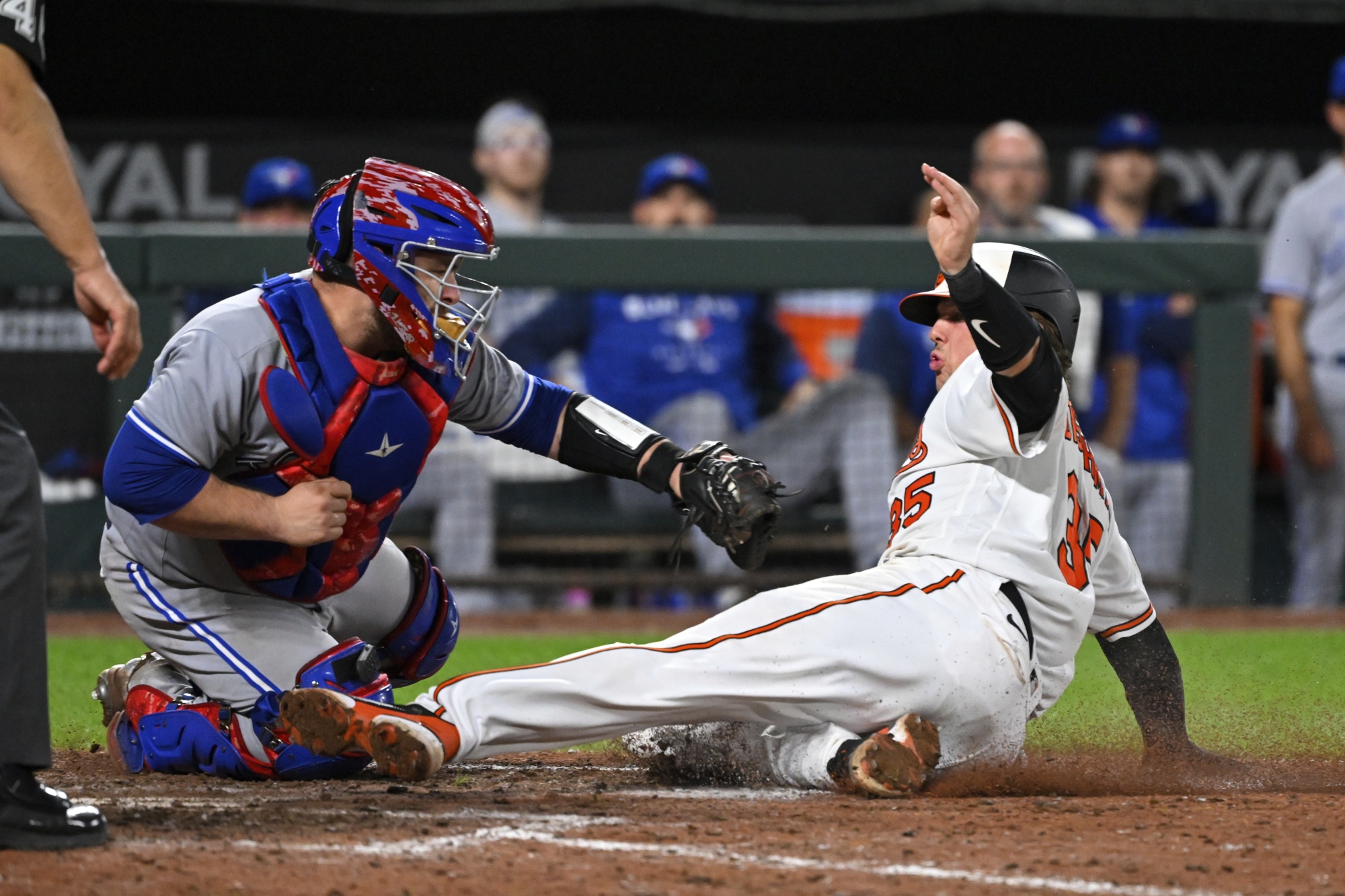 Orioles Top Blue Jays 9-6 in Heated Matchup of Contenders - Bloomberg