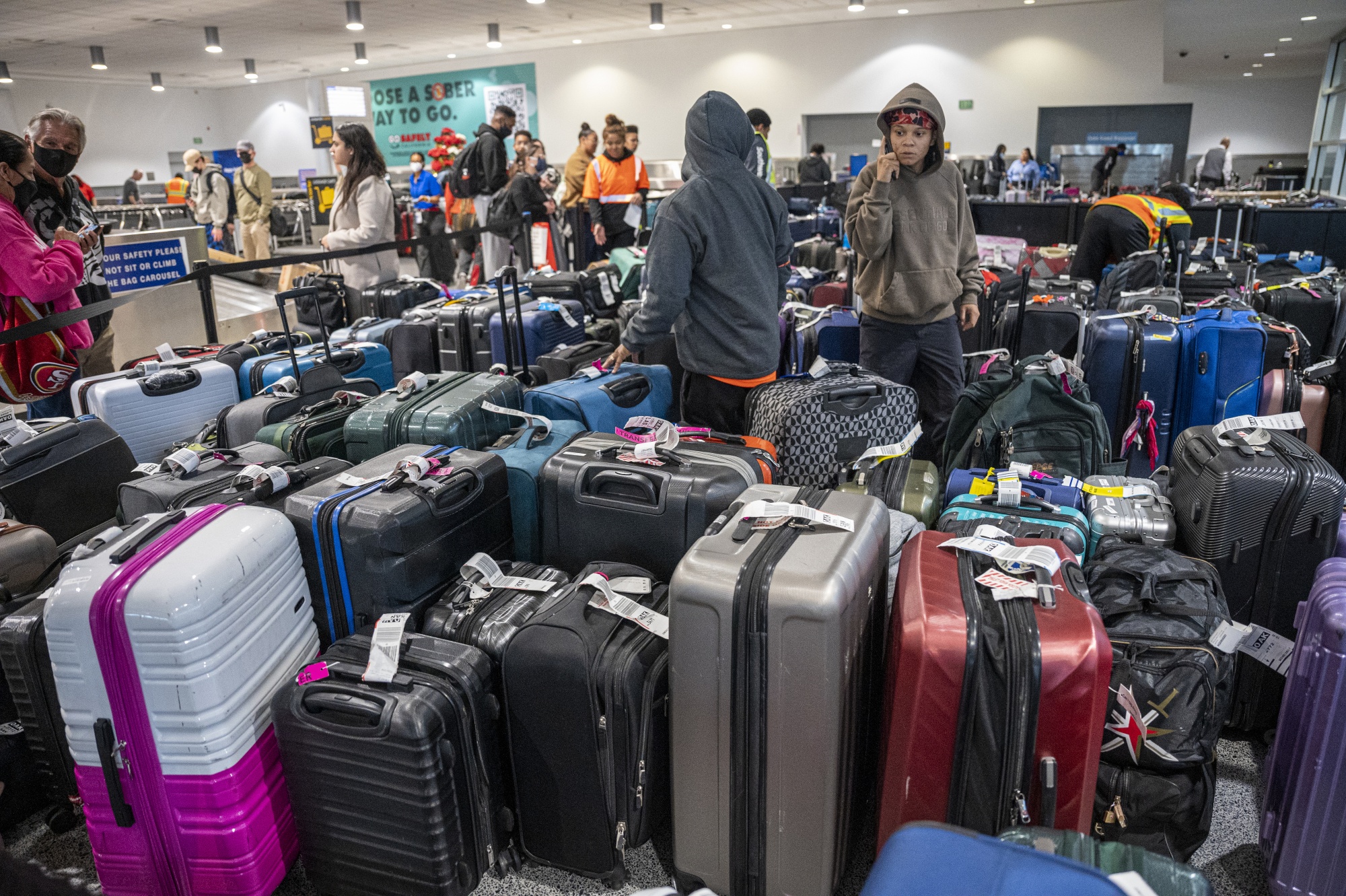 United airlines baggage service office hi-res stock photography and images  - Alamy