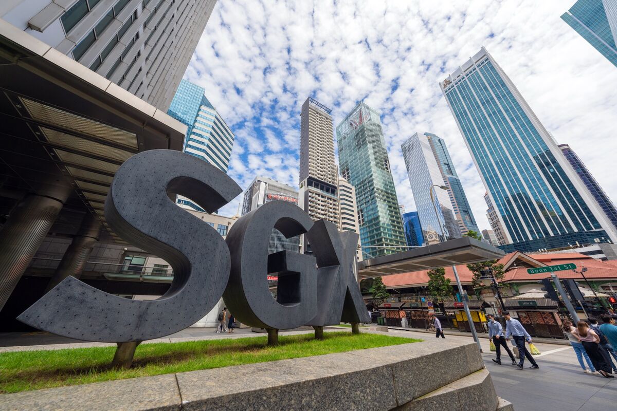 Singapore Stocks Reclaim Record High on Haven Demand in Iran War