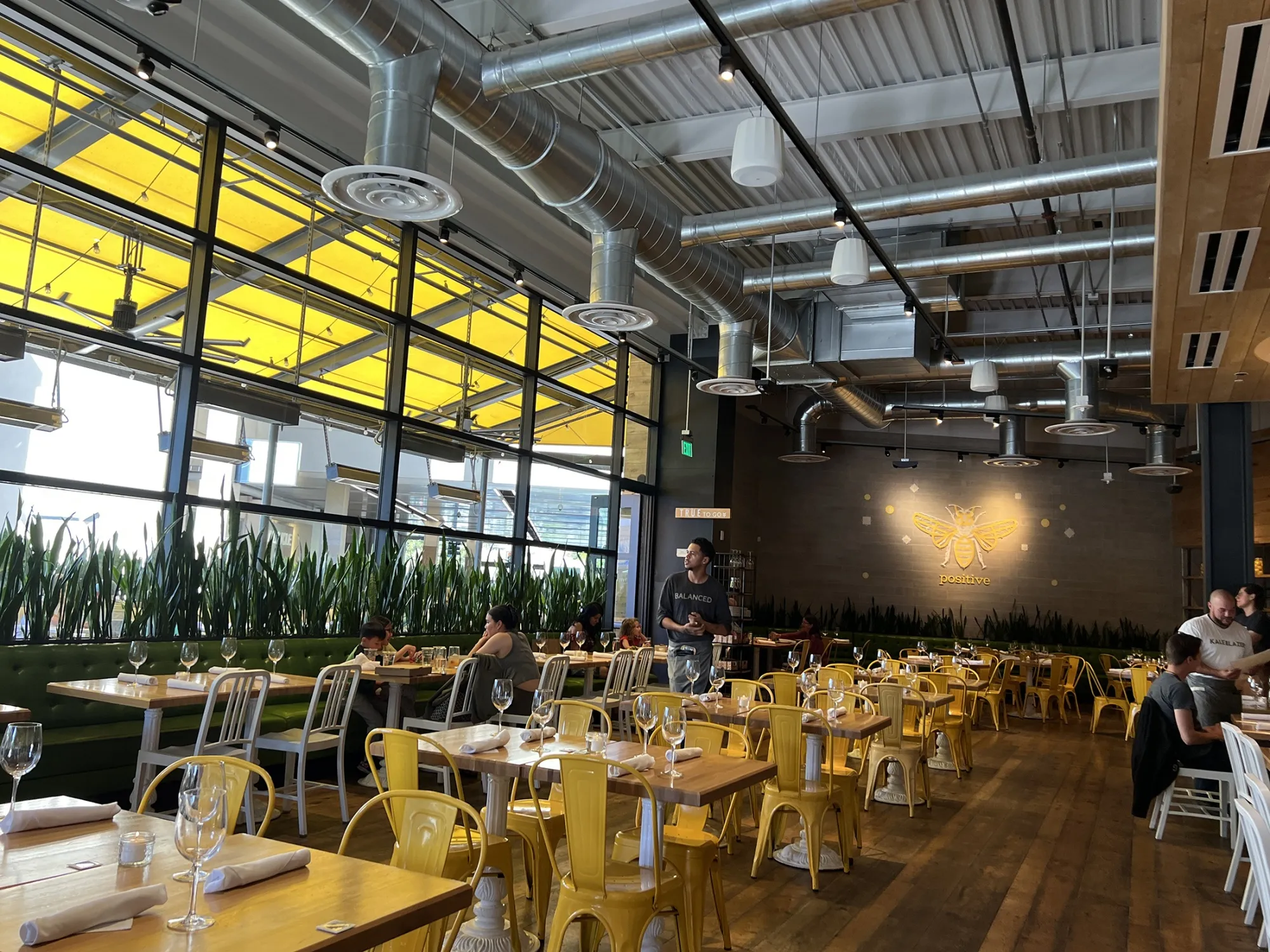 Health-Conscious Dining Consolidation Signals Shift in Consumer Preferences | O2O Retail Opportunities