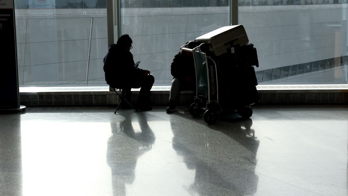 Chicago Snow, Shutdown Staffing Issues Leading to Flight Cancellations