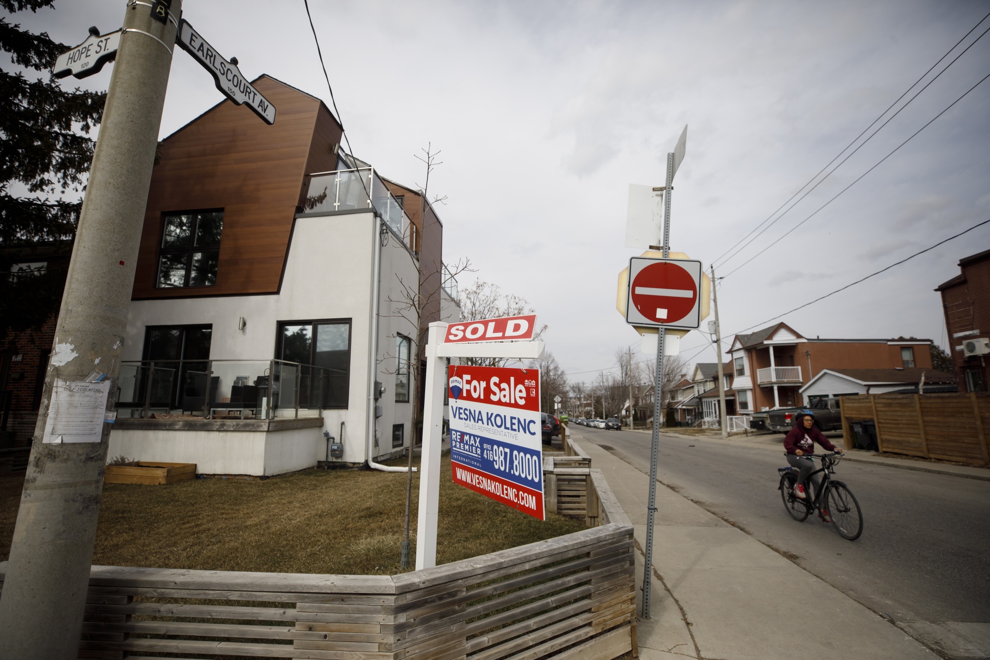 Real Estate Frenzy to Crest in 2021, Canada Housing Agency Says Bloomberg