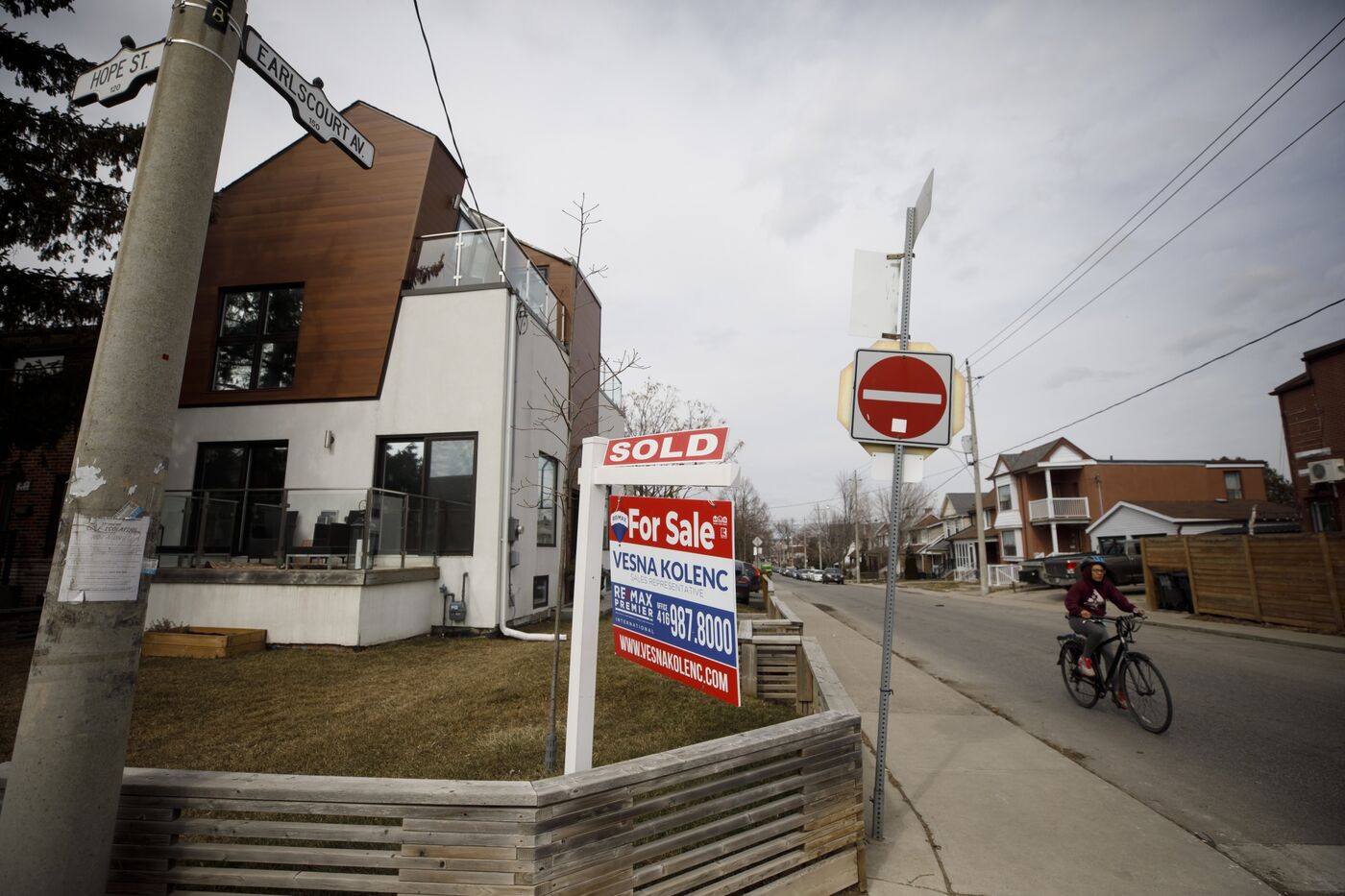 Real Estate Frenzy to Crest in 2021, Canada Housing Agency Says Bloomberg