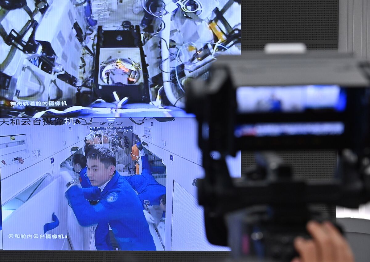 New Crew Docks at China's First Permanent Space Station thumbnail