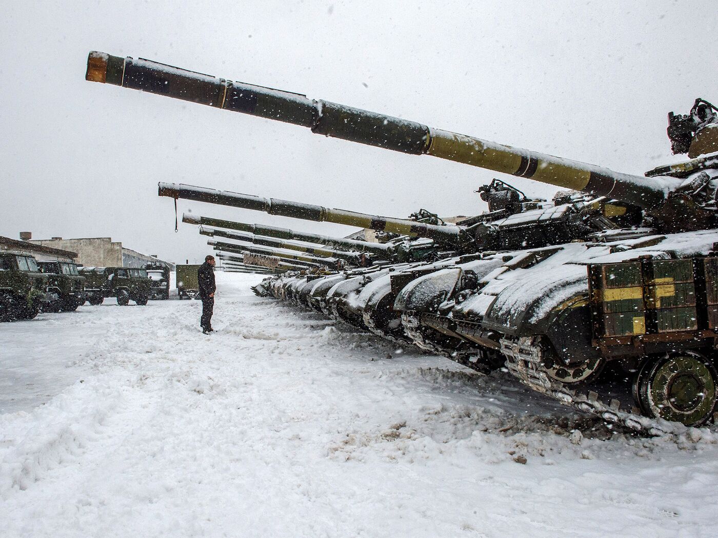 &nbsp;A&nbsp;Ukrainian&nbsp;serviceman in front of tanks of the 92nd separate mechanized brigade near Klugino-Bashkirivka village, in the Kharkiv region.