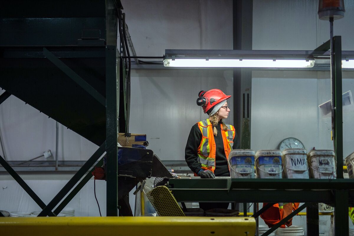 Canada Employment Fell by 17,700, Jobless Rate Climbs to 6.9%