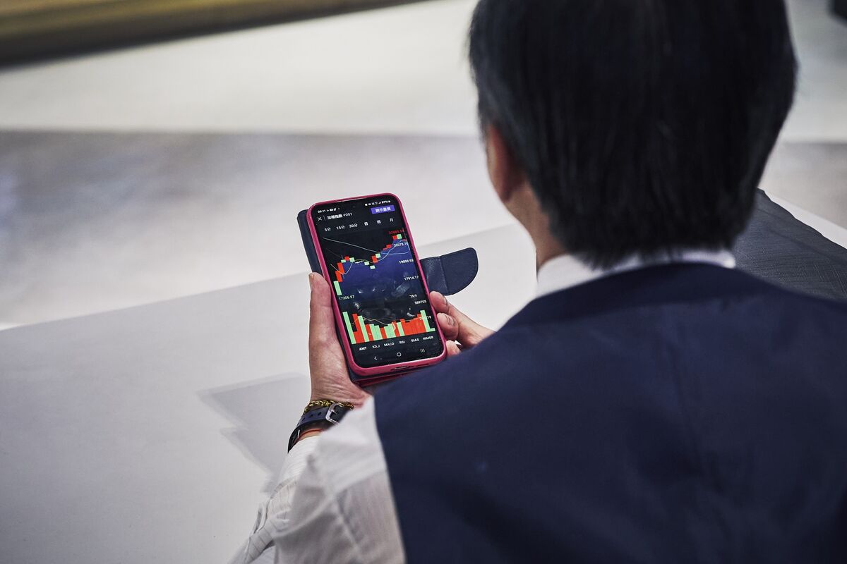 Fund Managers Want Taiwan Regulators to Lift a Mobile Phone Ban