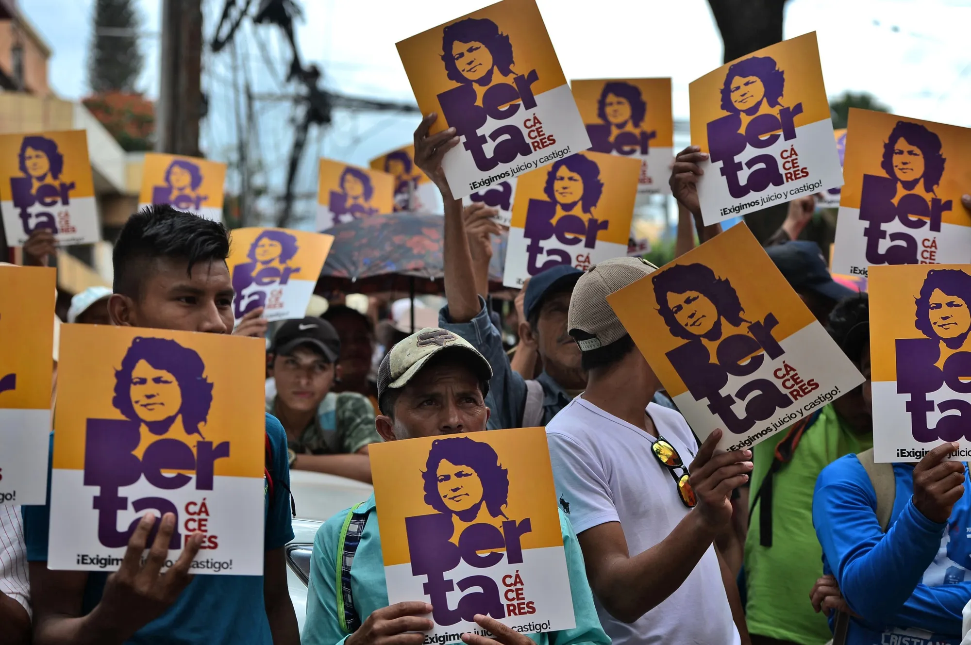 Miembros del Consejo Cívico de Organizaciones Populares e Indígenas de Honduras (COPINH) sostienen pancartas con la imagen de la asesinada activista ambiental y por los derechos indígenas Berta Cáceres durante una manifestación en Tegucigalpa, Honduras, el 10 de octubre de 2019.