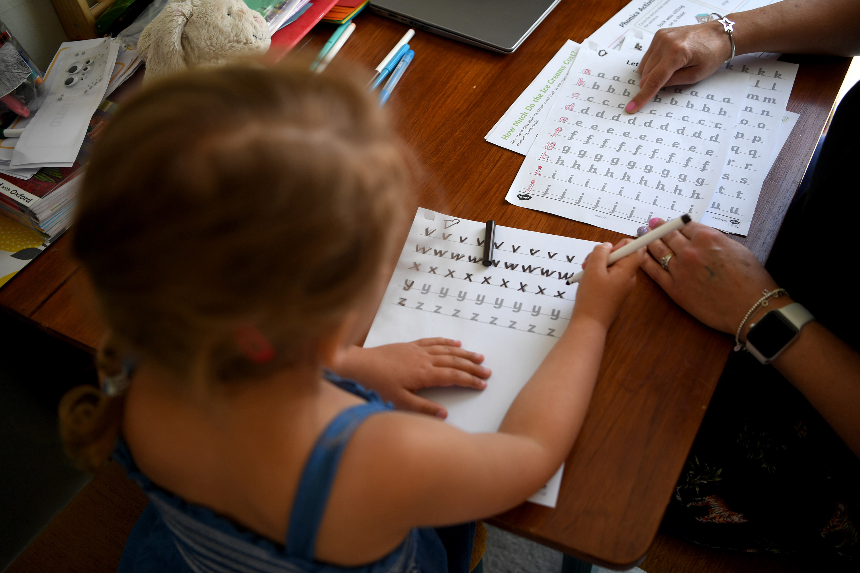 A child does school work with her mother at home&nbsp;in Newcastle Under Lyme, U.K., on June 1.&nbsp;