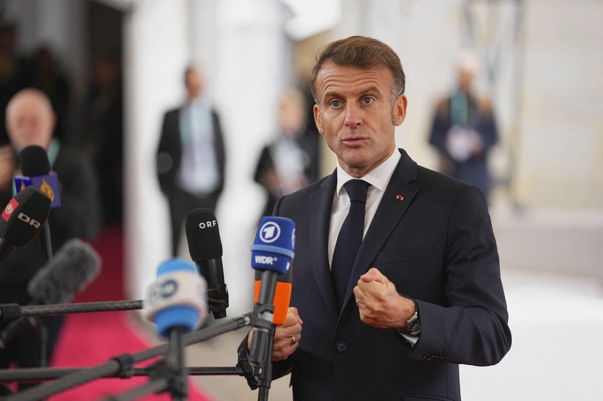 Macron’s Last-Ditch Bid for Political Accord Suffers Early Blows