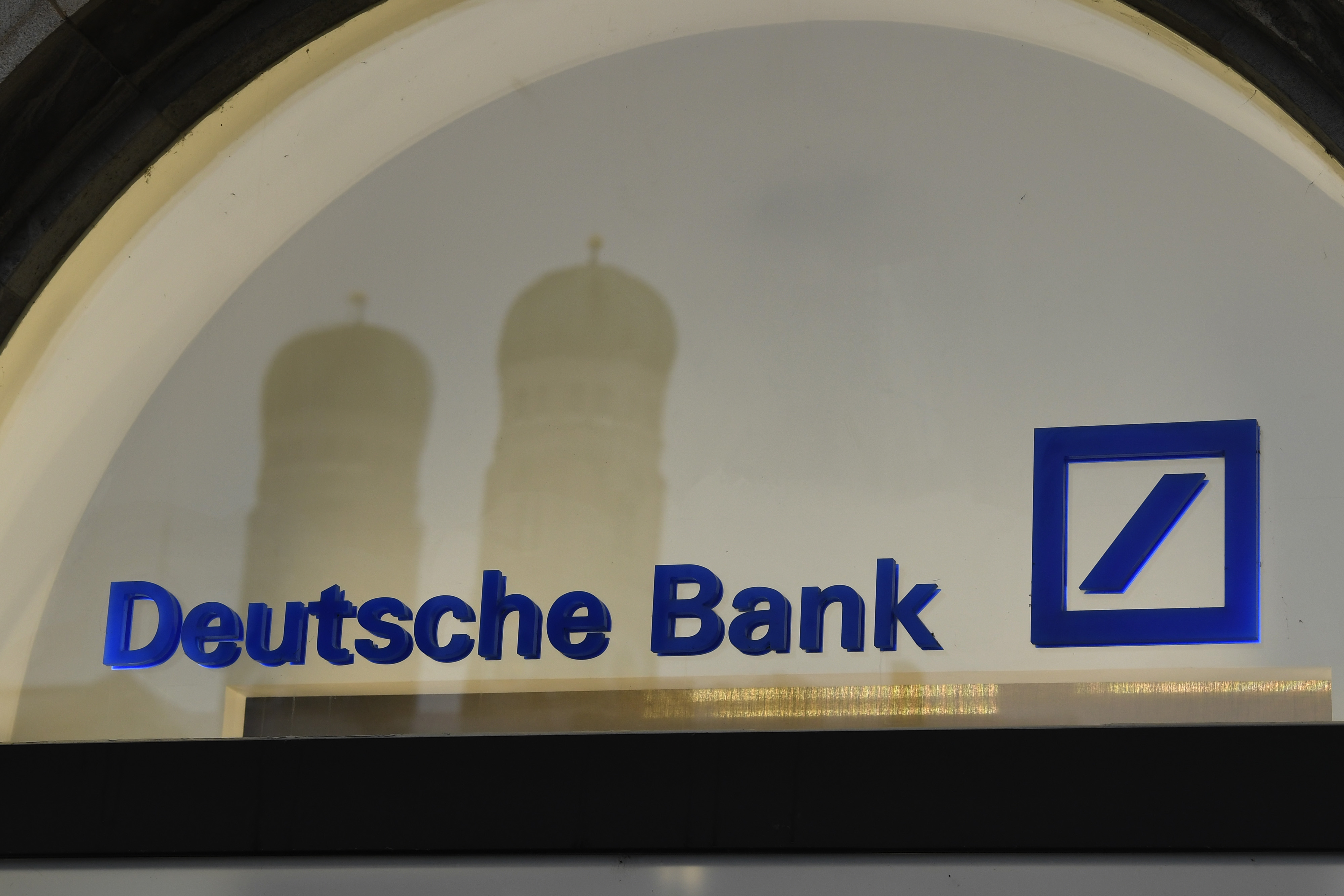 Far bank. Реклама Deutsche Bank.