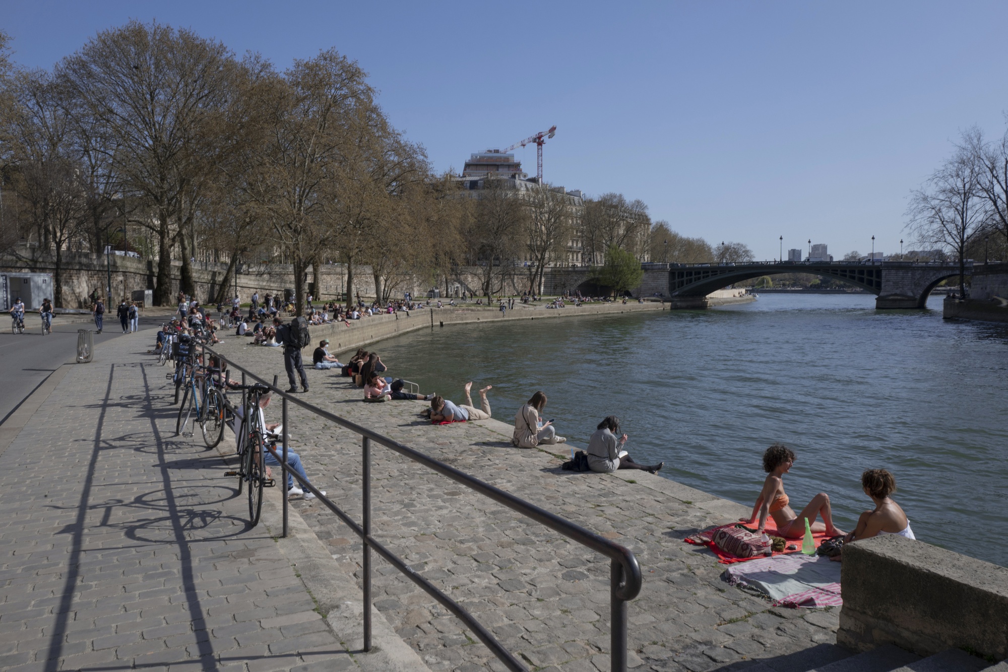 Parisians enjoy warm weather along the Seine river in March.&nbsp;