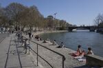 Parisians enjoy warm weather along the Seine river in March.&nbsp;