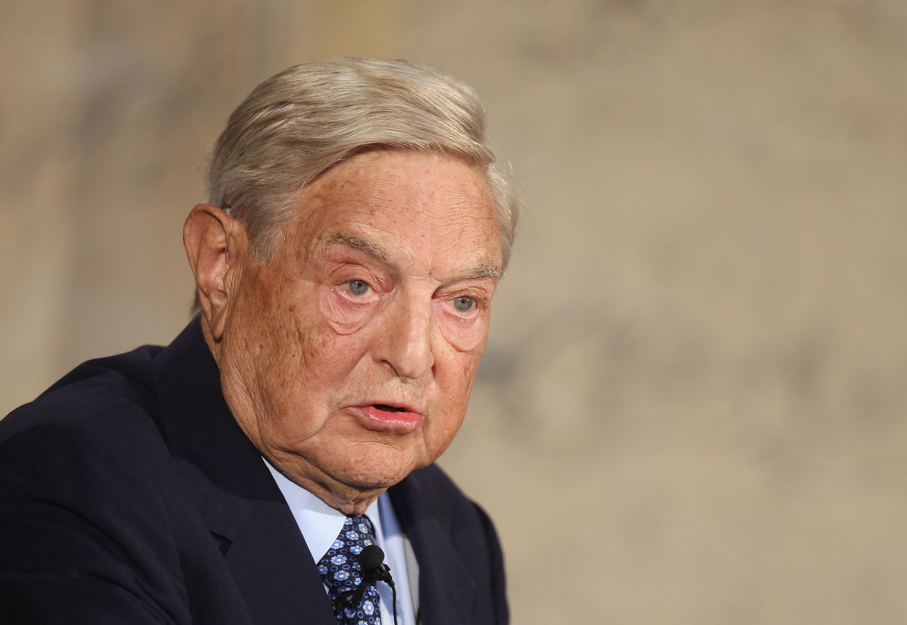 ソロス氏の慈善団体、各地で拠点閉鎖-250億ドル規模の運営網を ソロス氏の慈善団体、各地で拠点閉鎖-250億ドル規模の運営網を