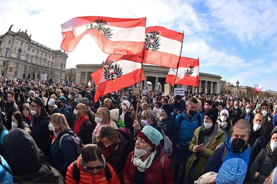 Austrians Take to the Streets Against Vaccine Mandate, Lockdown