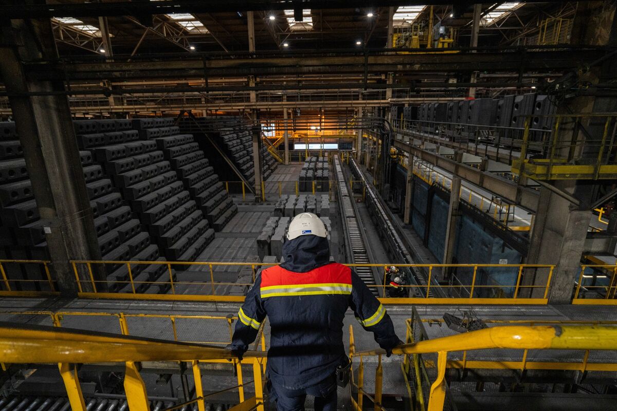 bloomberg.com - William Horobin - French Economic Confidence Drops and Inflation Fears Rise