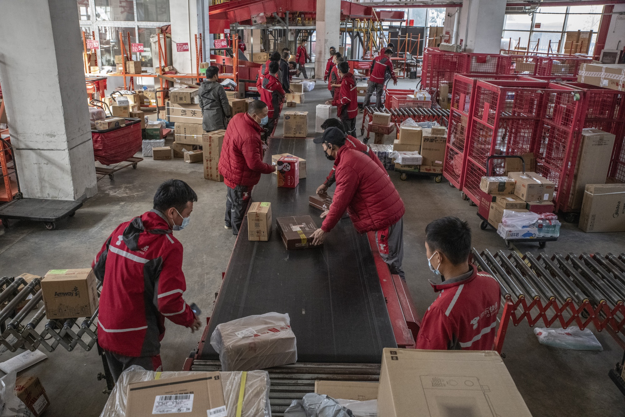 Sort center. Гонконг рынок. В Китае проблемы с сортировочным центром. Fenggang Town sorting Center. Big 3 problems in China.