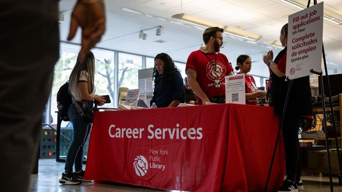 US Jobless Claims Rise Slightly to 225,000