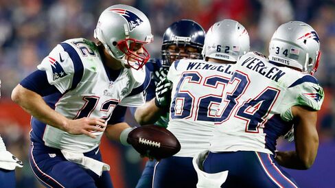 Quarterback Tom Brady #12 of the New England Patriots fakes a handoff to running back Shane Vereen #34 of the New England Patriots against the Seattle Seahawks during Super Bowl XLIX at University of Phoenix Stadium on February 1, 2015 in Glendale, Arizona.