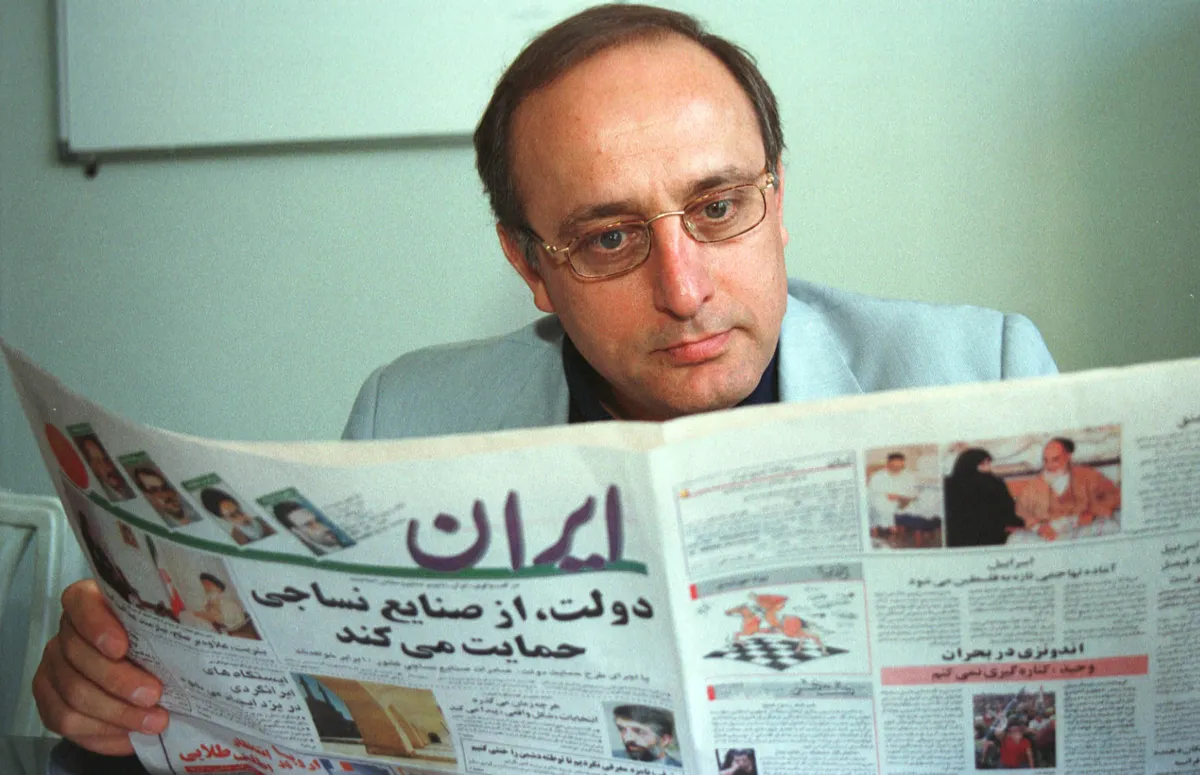 محسن سازگارا در دفتر خود در تهران در سال ۲۰۰۲.