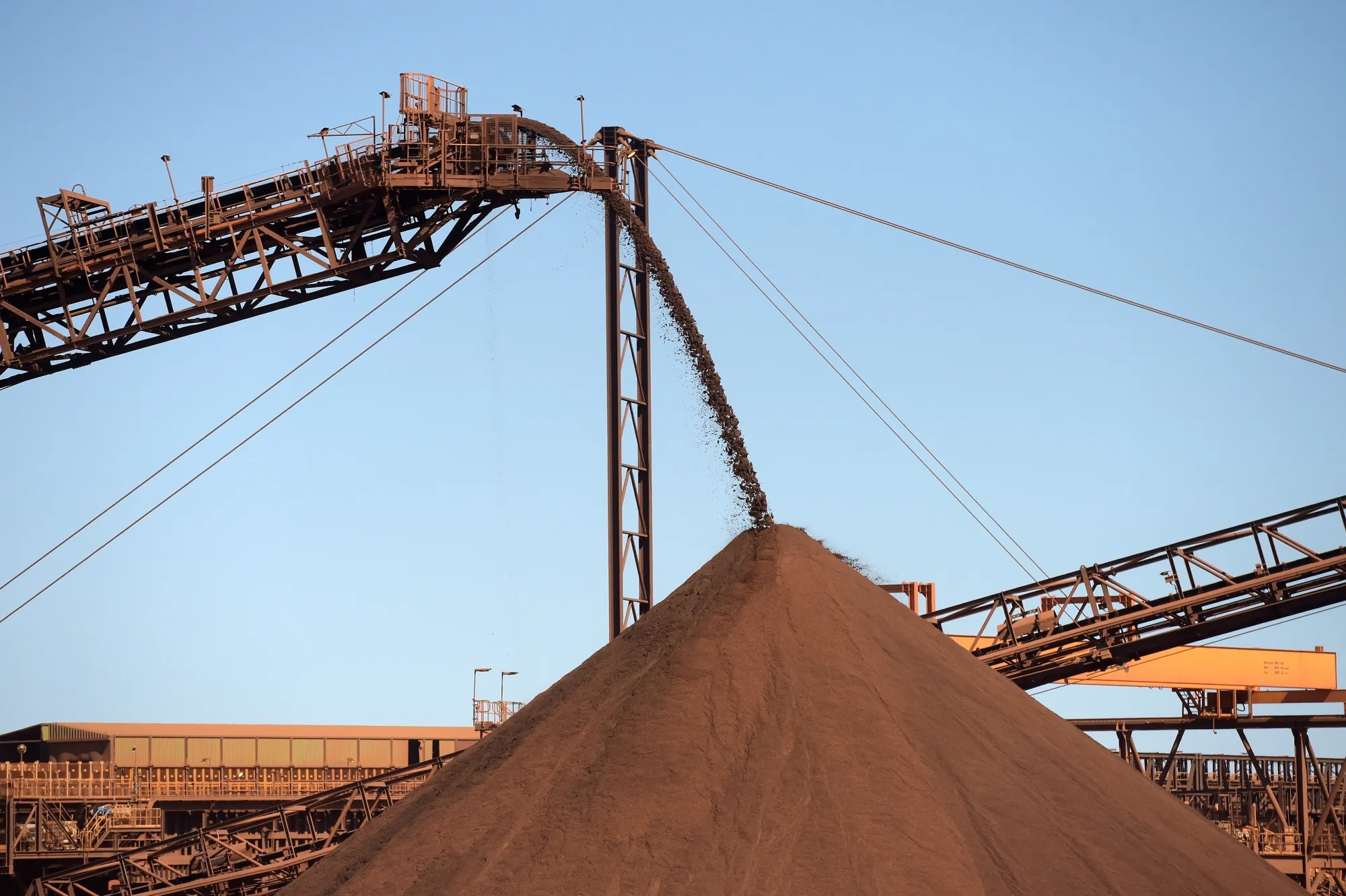El mineral de hierro cae sobre los acopios en la mina de Fortescue Metals Group Ltd. Cloudbreak, en la región de Pilbara, Australia Occidental.