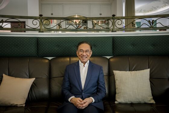 Anwar Says He Will Succeed Mahathir as Malaysia Prime Minister Around 2020