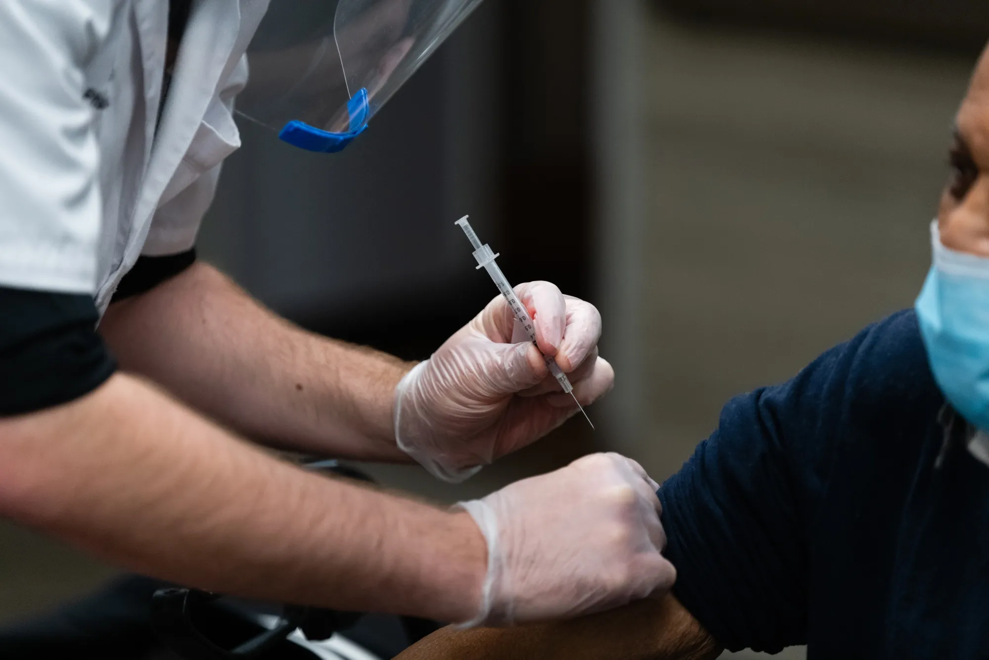 Los Angeles Vaccine Recipients Can Put the Proof in Apple Wallet - Bloomberg