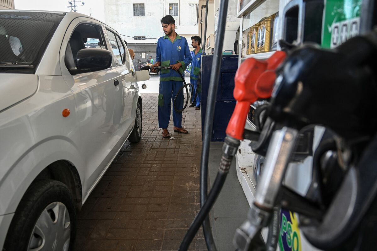Pakistan’s Fuel Sales Slump as War Boosts Prices and Hits Demand