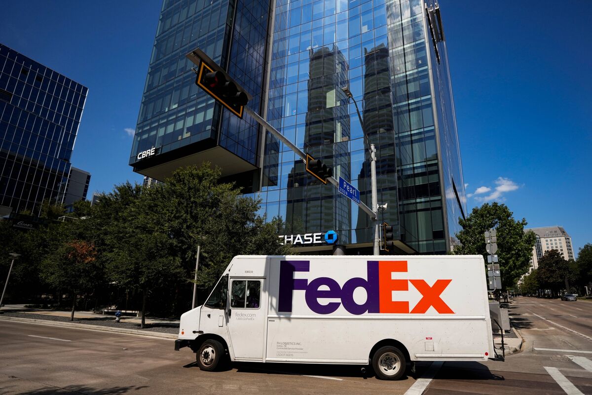 FedEx Boosts Outlook as Momentum Builds Ahead of Holiday Season