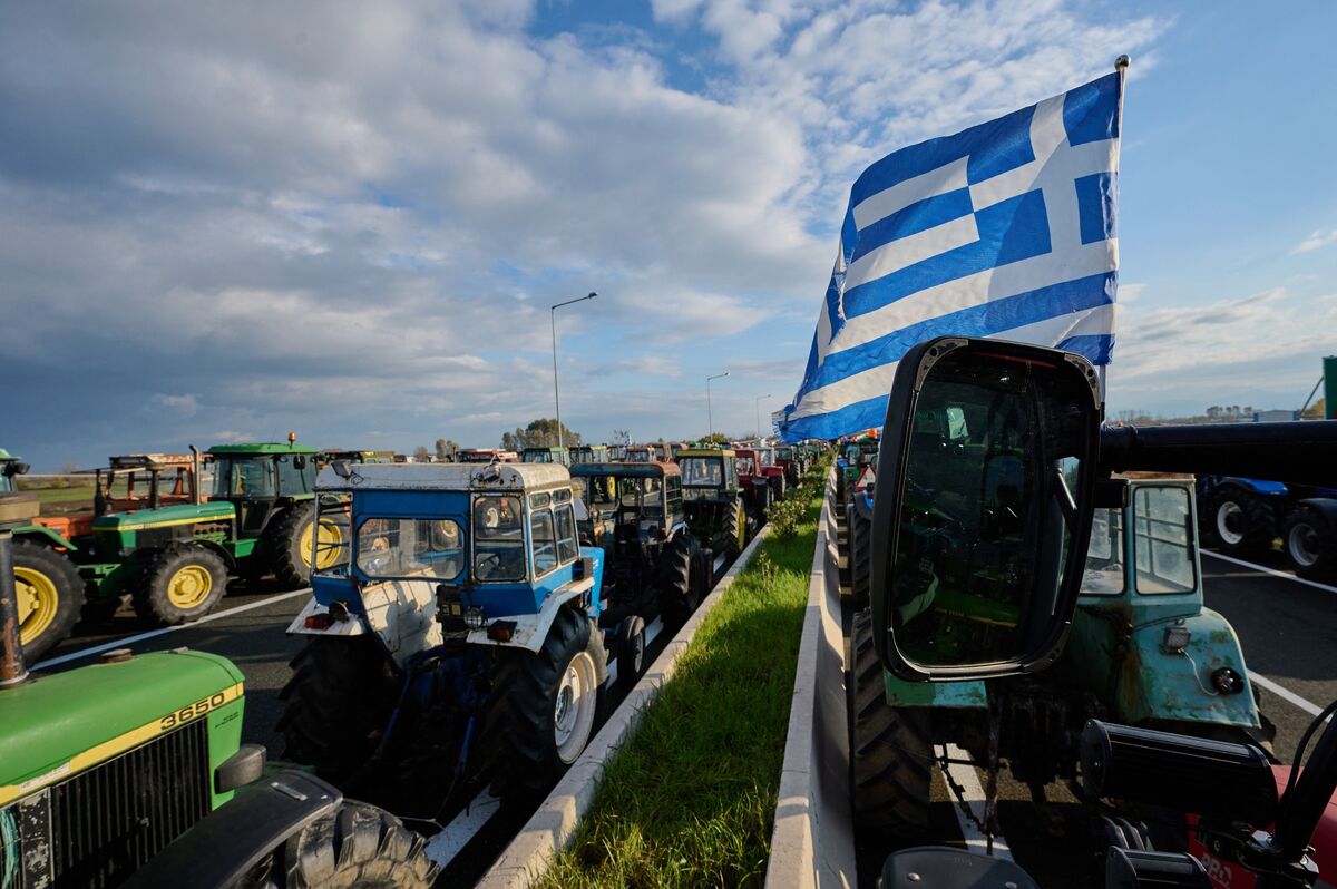 
                            Greek Farmers Continue Nationwide Blockades on Payment Delays